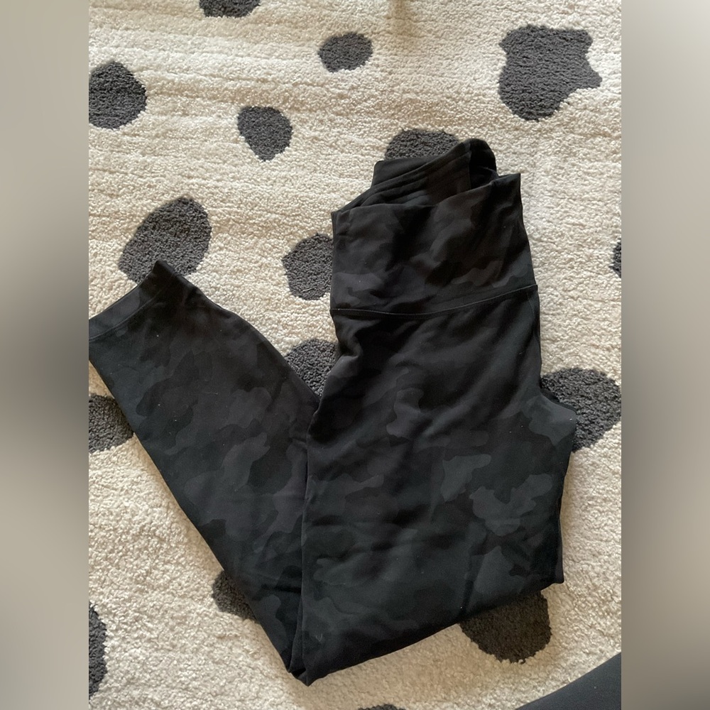 Wunder- under lululemon leggings.
